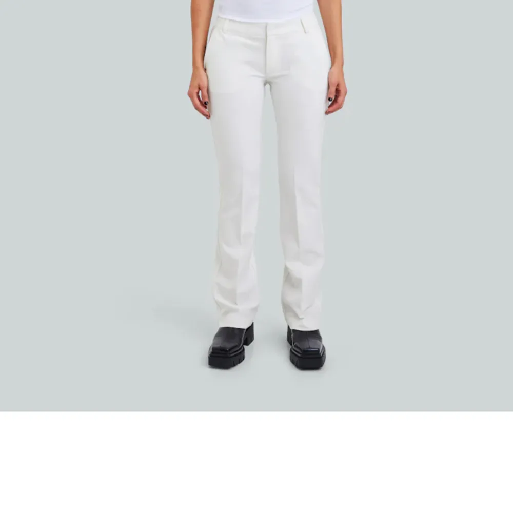 Säljer mina vita kostymbyxor från Bikbok, modell Vera lågmidjade.  Endast Använd 1 gång då jag köpte en storlek för liten:(  Eftersom dem är lite små för mig har jag inte med egna bilder i annonsen, men jag skickar gärna fler bilder Buda gärna . Jeans & Byxor.