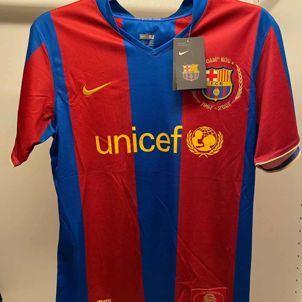 Retro Barcelona Andres Iniesta fotbollströja, nmr 8. Storlek S. Hör av dig vid frågor! . T-shirts.