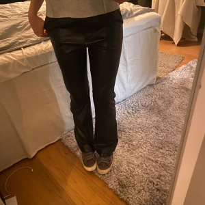 Läderbyxor  - Säljer mina läder/skinnbyxor från madlady som är bootcut och midwaist!💋