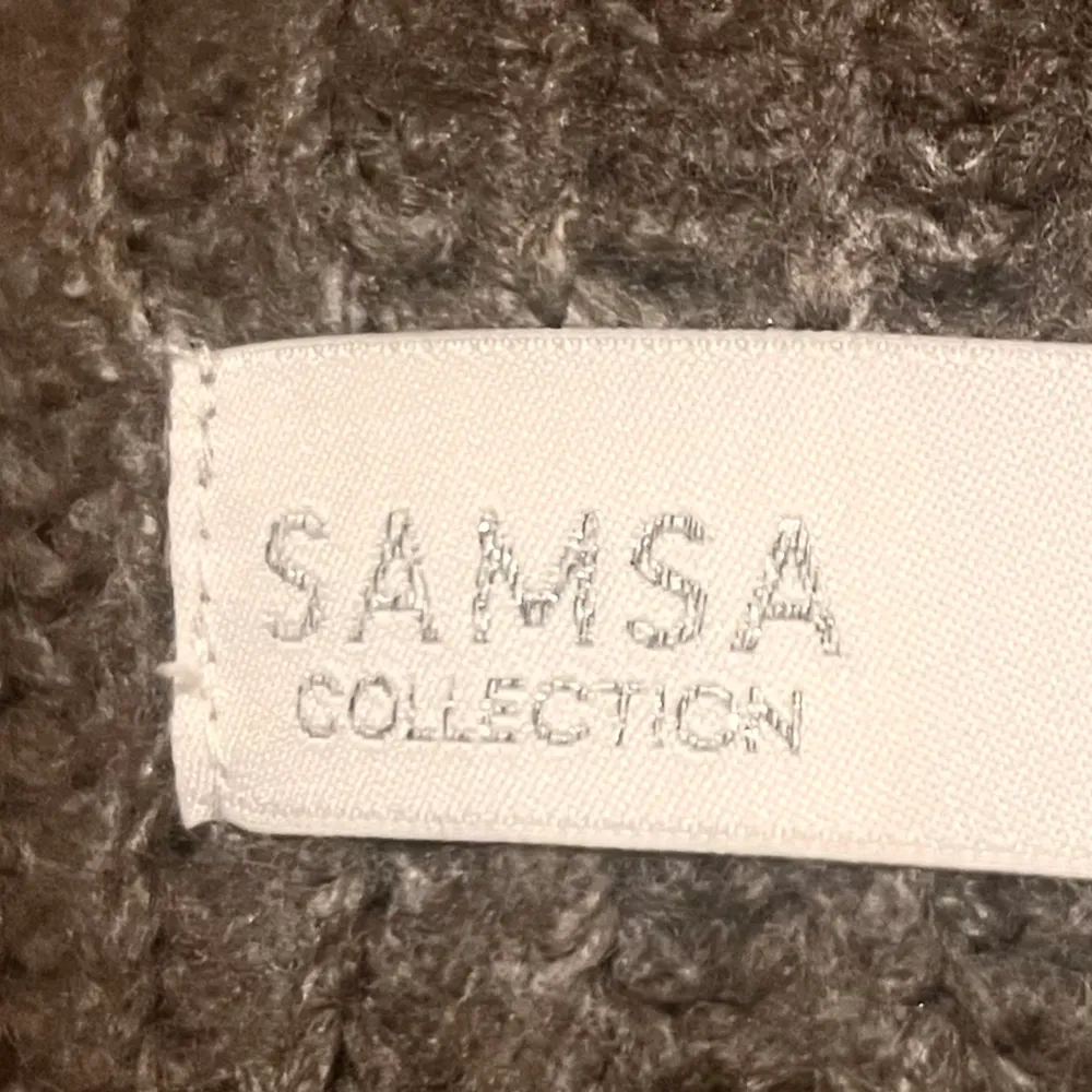 Stickad tröja från Samsa, st M i fint skick.   Min dotter rensar ur sin garderob, så titta gärna även på mina andra annonser. . Tröjor & Koftor.