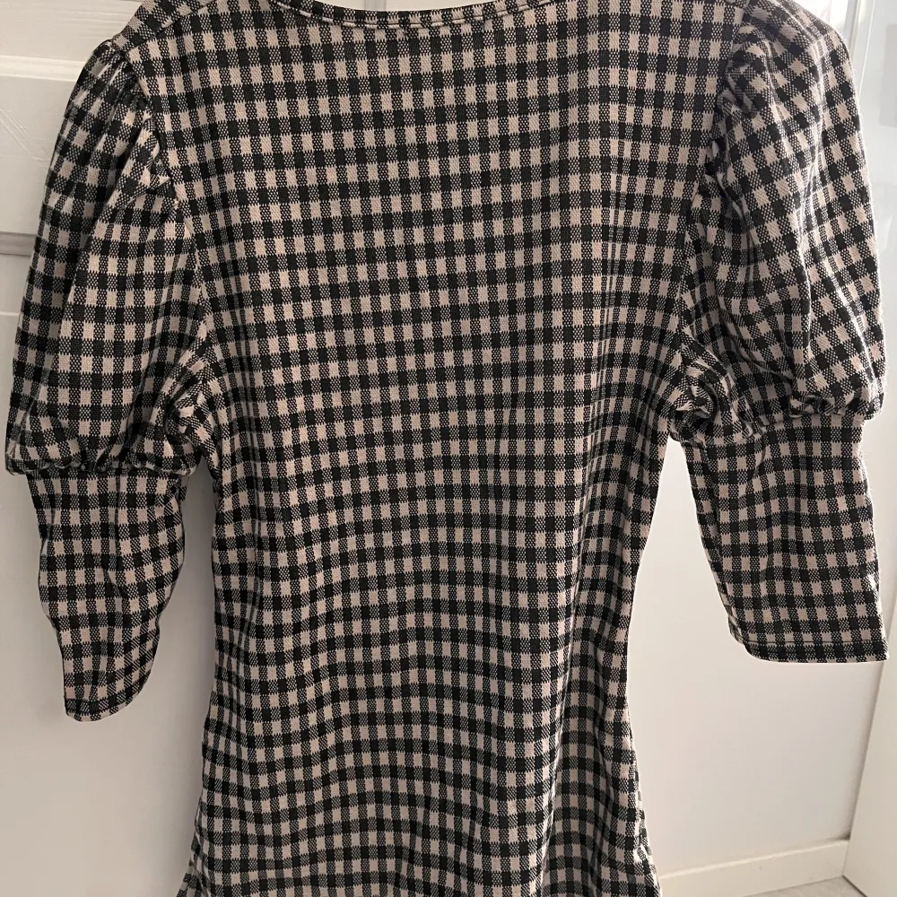 Cute and formal top in perfect condition. Never worn. Size EU 34. Price can be discussed.. Blusar.