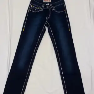 Jättesnygga True religion jeans i superbra skick! Hör av er vid frågor💕