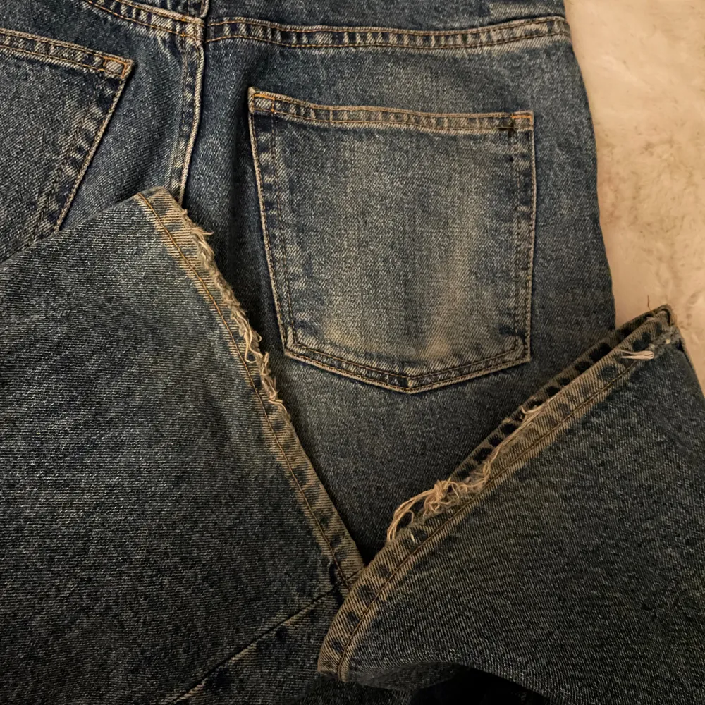 Högmidjade jeans från Monki i storlek 26 (S).  De är använda väl, därav slitna i slutet av benen och utsidan av ena bakfickan.  Säljer då de är för små.  Kontakta vid intresse eller funderingar!❤️. Jeans & Byxor.