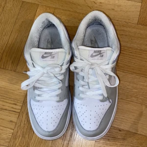 Nike dunk low - Jätte snygga Nike dunks skor!! Endast använda ca 5 gånger men säljer eftersom att de inte sitter så bra på mig❤️
