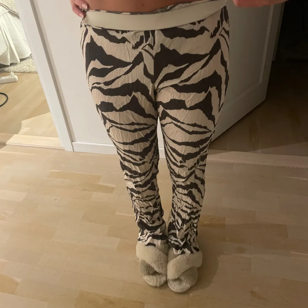 Säljer dessa assnygga Lågmidjade byxor med zebra mönster❤️ storlek 36 Passar bra på mig som är 163cm💋💋💋. Jeans & Byxor.