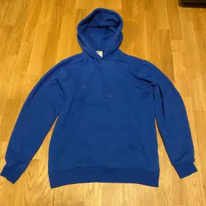 Säljer min blåa hoodie, en riktig skön och snygg hoodie! Bra skick och ingenting speciellt annars. Hör av er vid minsta fundering, pris kan diskuteras!😊