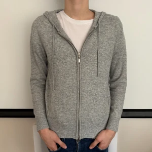 Kashmir hoodie  - Tja säljer nu denna Kashmir hoodien i den eftertraktade färgen grå. Hoodien är i storlek xs men har krympt lite, köpt för 700 säljer för 499, inte 100 på att det är Kashmir i!. Skick 8,5/10. Möts upp i Stockholm eller fraktar spårbart via postnord📦