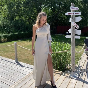 Beige balklänning  - Använd en gång, perfekt till balen eller lärarmiddag. Från bubbelroom strl. 34