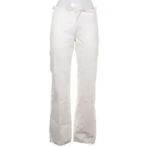 Lågmidjade vita jeans med fransar ifrån H&M Studio🙏🏼jättefint skick