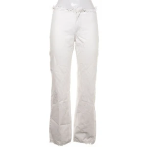 H&M studie jeans - Lågmidjade vita jeans med fransar ifrån H&M Studio🙏🏼jättefint skick