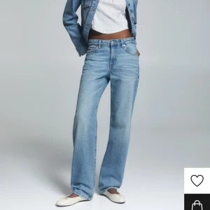 Ljus blåa jeans🩷 - Ett par ljusblåa jeans från Pull and bear i storlek 38 med medelhög midja, använda endast få tal gånger. Passar perfekt nu till våren!💖