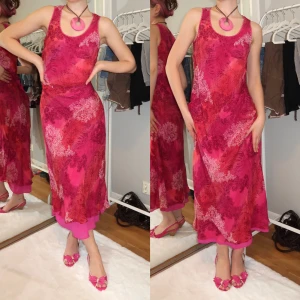 rosa klänning 👗  - Anne Taylor rosa klänning. Inte stretchig och därför skulle jag säga att den passar Xs/S/& mindre M. Har små pärlor vid kragen och super fin mönster. 🩷🩷🩷🩷