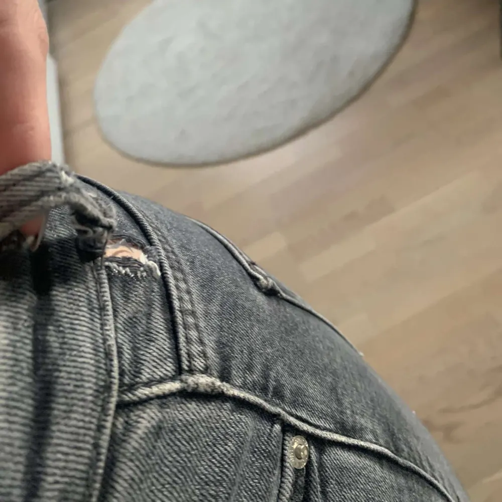 Säljer nu ett par gråa Zara jeans då dom inte kommer till användning eftersom dom är lite för långa. Liten skada/hål uppe där bältet ska sitta men annars i väldigt fint skick!🫶Strl 36. Jeans & Byxor.