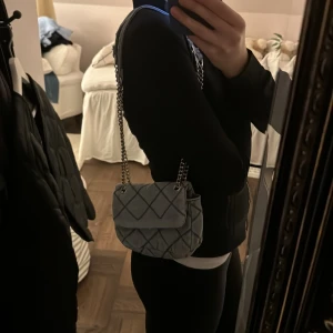 Söt väska  - Säljer denna super söta väskan, som passar super bra till nu på våren och även sommaren. Man kan ha den på olika sätt ❤️