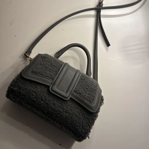 Söt väska  - Säljer denna super fina Teddy väskan!! Så fin till sommaren!!😇😇😇