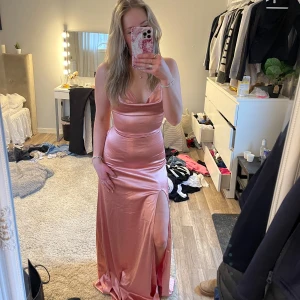 Balklänning satin - Helt ny rosa balklänning i satin i stl S ifrån shein, säljer då jag har hittat en annan. Nypris 349:- säljer för 170:- då jag vill bli av med den, skriv om du vill ha fler bilder eller artikelnmr💓