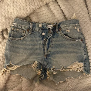 Zara shorts - Skitsnygga middle waisted zara shorts i storlek 32. Jättesnygga till sommaren! Tryck på köp nu och skriv till mig för mer bilder och frågor osv💘💕