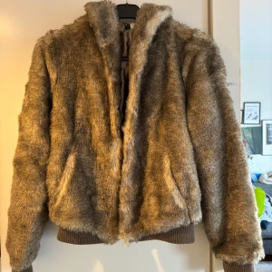 Pälsjacka  - Pälsjacka i fint skick. Säljer pga kommer inte till användning. Passar storlek S