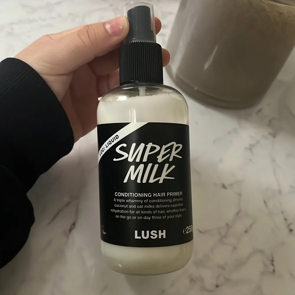 Säljer lush super milk balsamspray eftersom doften inte passar mig. Den större storleken, endast testad. Köpt för 390kr + 50kr frakt på Lush hemsida.. Övrigt.