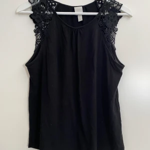 Linne med spetsdetaljer  - Fint skick. Kolla gärna in mina andra annonser för samfrakt. Jag är väldigt mån om mina köpare. Skulle du vara missnöjd med ditt köp så ta gärna kontakt med mig innan dåligt omdöme, så har jag en chans att rätta till det!