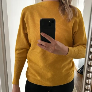 Tröja - Fin stickad tröja. Inköpspris 699kr. Tyvärr så har den inte kommit till så stor användning för mig och hoppas att den får en ny ägare.  Kommer ifrån ett rök och djurfritt hem! Har du fler frågor så kontakta gärna mig.  Se mina övriga annonser 🌸