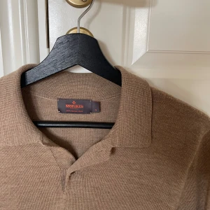 Morris - Brun rugbytröja  - Brun rugbytröja från Morris. Storlek: S. Skick: 9/10. Kontakta oss för fler bilder eller info!🙌