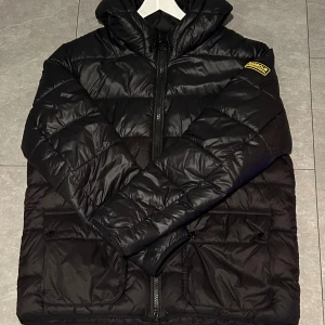 Barbour Jacka - Barbour jacka i bra skick, säljer för att den ej används längre! Priset kan diskuteras!