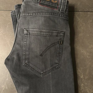 Dondup jeans - Tjenare säljer nu mina dondup jeans. Helt nya använda fåtal gånger skicket är 10/10. Snabb affär 500kr!