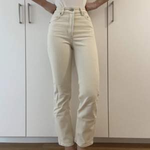 Ett par krämvita straight-leg jeans med hög midja, köpta från H&M. I storlek EU32 med vanlig-passform. Inte speciellt använda, väldigt fina men blev utrensade i vårstädningen. Bara höra av dig för mer info! :)