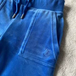 juicy couture  - Säljer mina juicy couture byxor då jag inte använder dem mer. Skriv om ni har frågor.