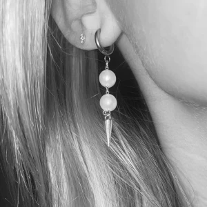 Örhänge  - Säljs i styck, finns i både guld och silver. Krok i rostfritt stål