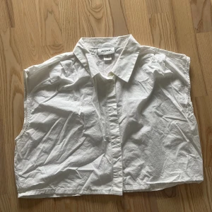 Vit croppad skjorta - Vit croppad skjrota med krage, använd fåtal gånger, bra skick