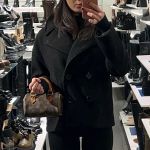 Kort kappa/skepparkavaj - Designbysi kort svart kappa