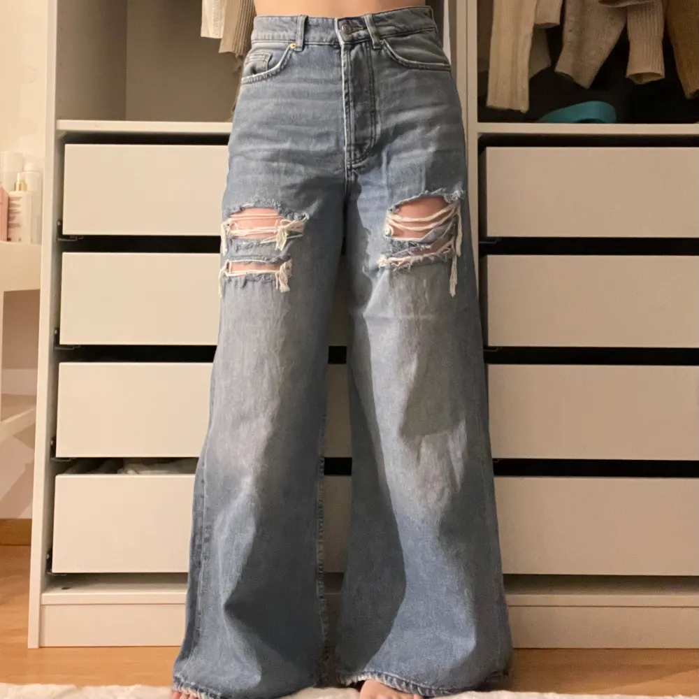 Blå jeans med hål och knappar från Bershka i storlek 36, men skulle säga att de är mer 38. Bra skick då de inte är använda så mycket. Kontakta vid intresse eller funderingar!❤️. Jeans & Byxor.