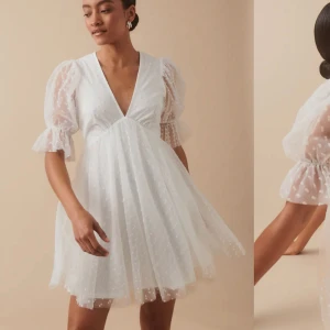 Studentklänning  - Köpt ifrån Gina tricots studentkollektion för ett litet tag sedan. Hittade dessvärre en annan klänning jag tänk ha på studenten och säljer därför denna. Helt ny med lappar kvar, endast testad. Strl S👩🏼‍🎓💗