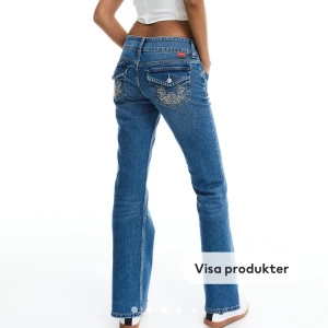 Supersnygga lågmidjade jeans💙💙 - Säljer dessa otroligt snygga lågmidjade jeansen från hm som är HELT slutsålda på hemsidan!💞de är i nyskick och är något för långa på mig som är ca 167 cm lång!