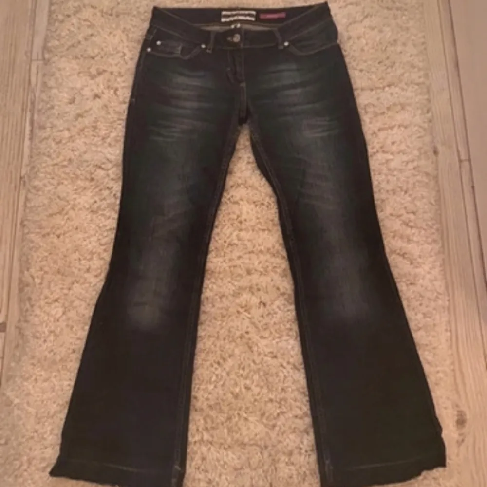 Kattiga lågmidjade utsvängda jeans, kommer inte till användning då jag har för många jeans❤️. Jeans & Byxor.