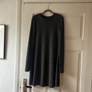 Fest klänning  - Glittrig långärmad festklänning! 