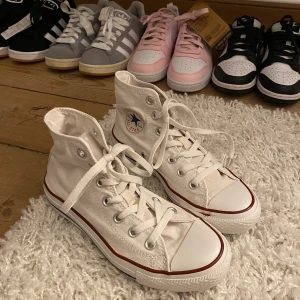 Vita Converse  - Vita höga Converse i strl 37🌸 väldigt bra skick förutom en missfärgning på ena sidan som syns på sista bilden