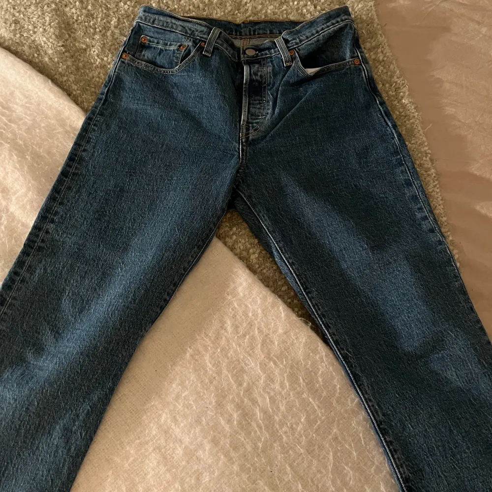 Säljer dessa snygga Levis jeans. Använd fåtal ggr. Inget tecken på användning. Nypris 1199kr W28/L28. Jeans & Byxor.