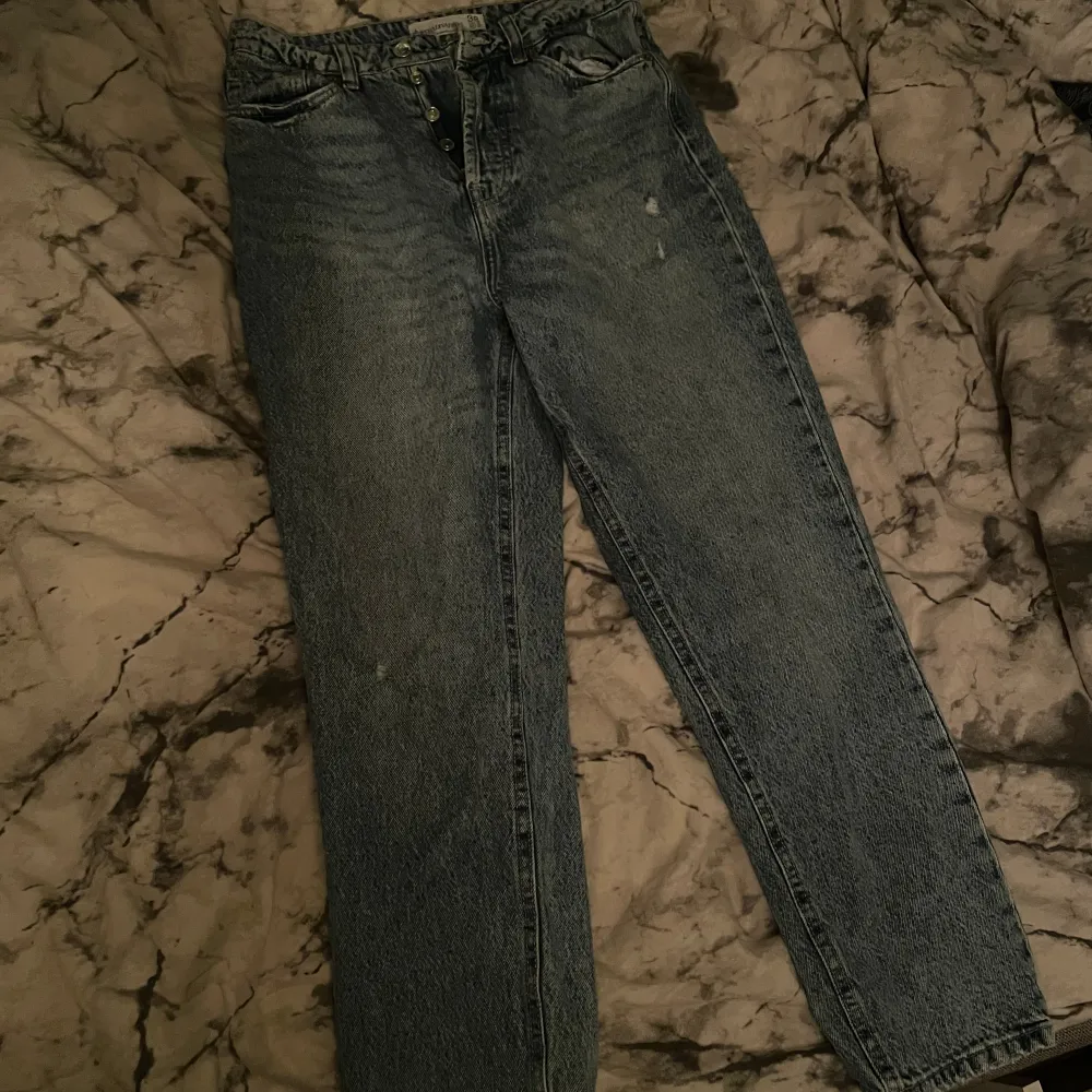 Använt 3-4 gånger bara, byxorna är för små för mig därför säljer jag dom . Jeans & Byxor.