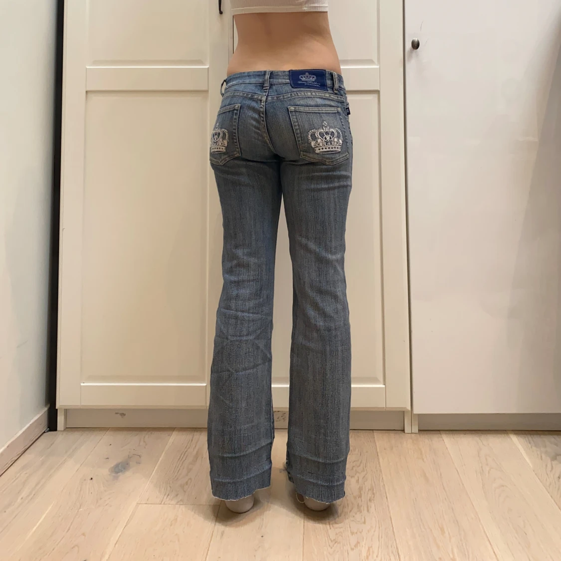lågmidjade bootcut jeans från victoria beckham💕 - 90