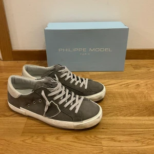 Philippe Model Skor - Säljer dessa snygga skor från Philippe model i storlek 43! De är i bra skick skulle säga typ 9/10. Vid fler frågor eller funderingar skriv!😊