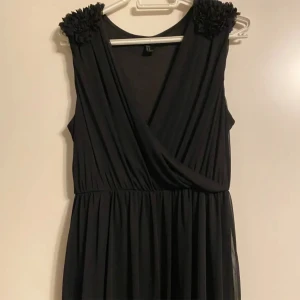 Kortklänning H&M  - Säljes i fint skick. Strl M