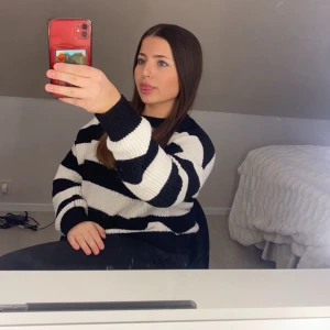 Stickad tröja  - Säljer denna tröjan som är köpt i Kroatien, den sitter väldigt fint men kommer inte till andvändning. 