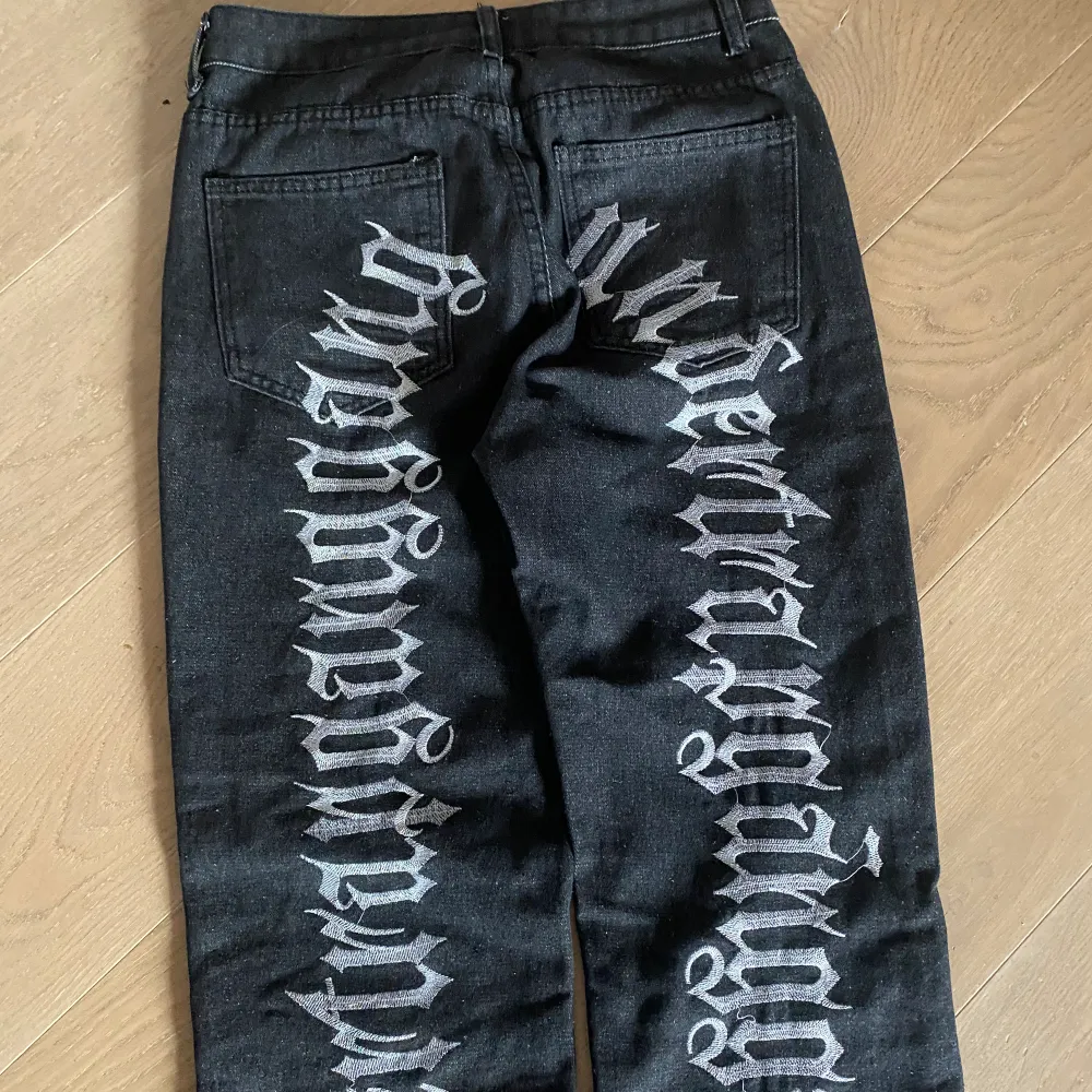  As coola svarta jeans med broderat tryck liknar Evisu jeans de är nästan helt nya skriv om ni ha fler frågor . Jeans & Byxor.