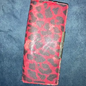 Plånbok röd svart leopard lite skavanker men det syns inte 