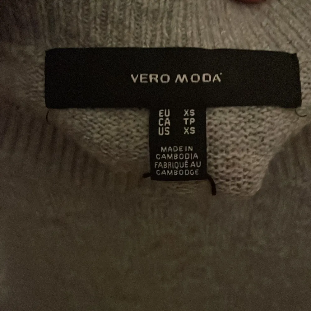 Hej, jag säljer denna fina gråa tröja från vero Moda eftersom den inte riktigt passade mig. Den kostade ungefär 300kr😘. Stickat.
