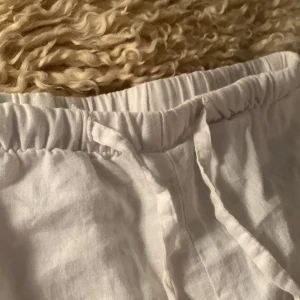 vita Linnebyxor 🤍 - Jättesöta linnebyxor i storlek 134/140 från Gina Tricot.🤍 Pris kan diskuteras och hör av er för fler bilder.