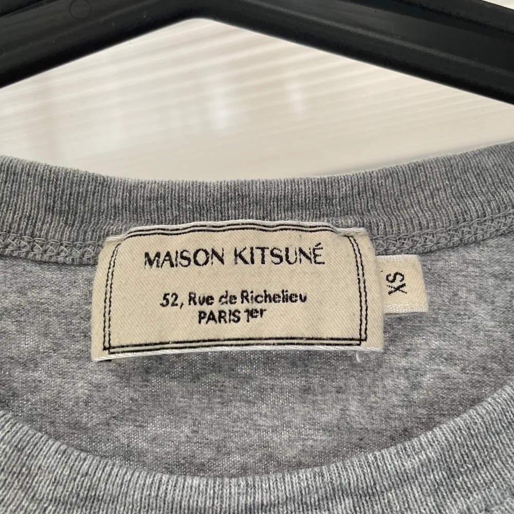 Säljer denna riktig feta Maison Kitsune T Shirt som kommer trenda i sommar | Storlek XS, sitter större så passar perfekt till dig som har S | Upp till 178cm | Riktigt fint skick | Nypris 1000kr | Mitt pris 549kr. T-shirts.